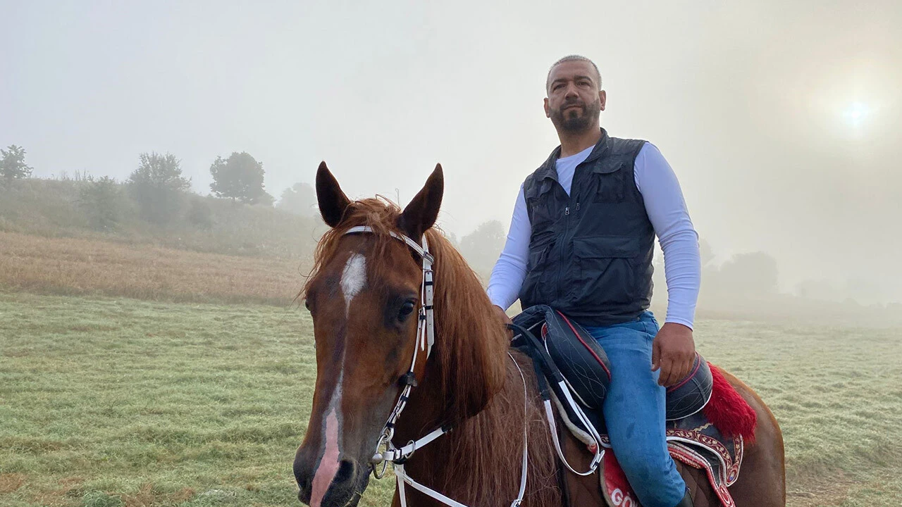 At sırtında kaçan kurbanı aradı