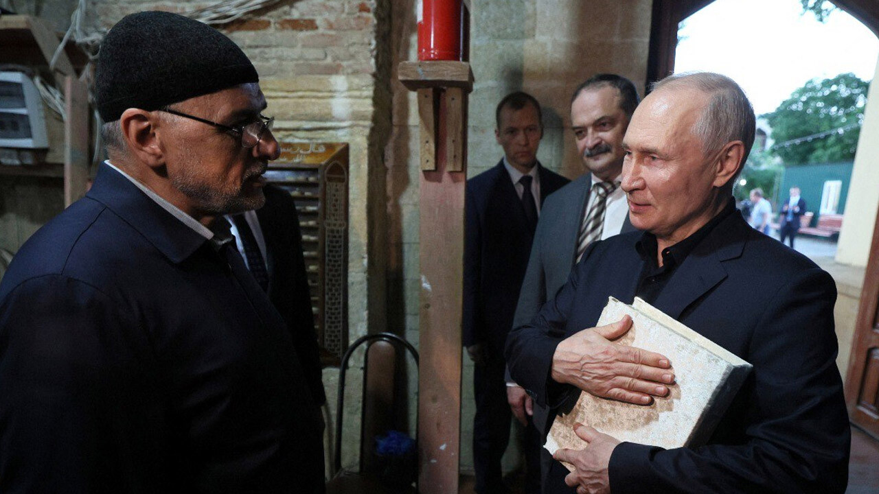 Kur&#039;an-ı Kerim&#039;e sarıldı! Vladimir Putin&#039;den cami ziyareti sonrası İsveç&#039;e anlamlı gönderme: Rusya&#039;da Kur&#039;an-ı Kerim&#039;e saygısızlık suç sayılır