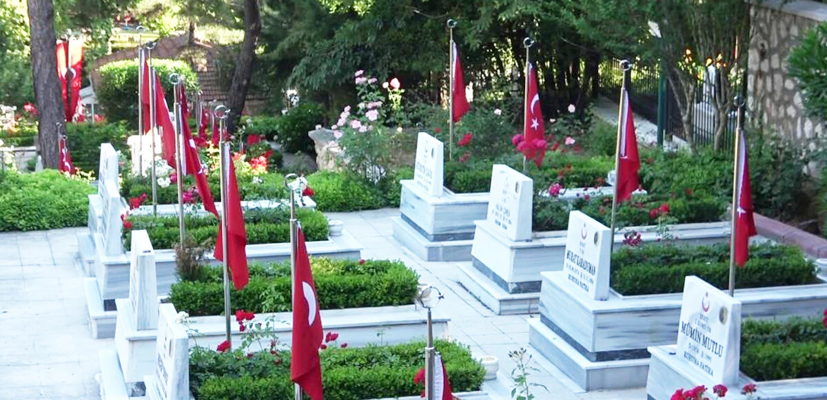 Bayramda şehitlikler doldu taştı, gözyaşları adeta sel oldu