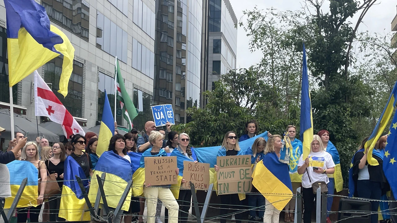 AB Liderler Zirvesi sırasında Brüksel'de Rusya protestosu: Çocukları öldürüyorlar