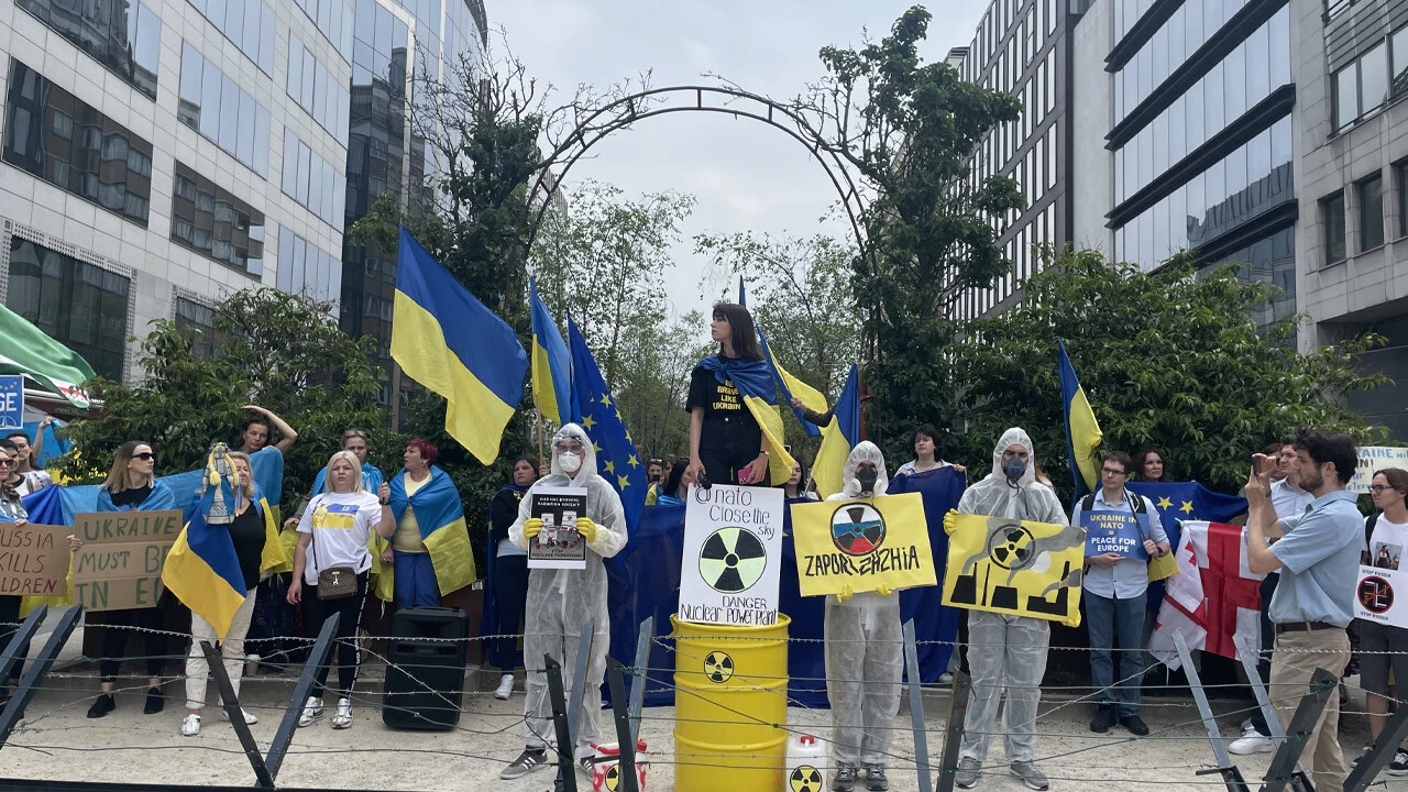 AB Liderler Zirvesi sırasında Brüksel'de Rusya protestosu: Çocukları öldürüyorlar