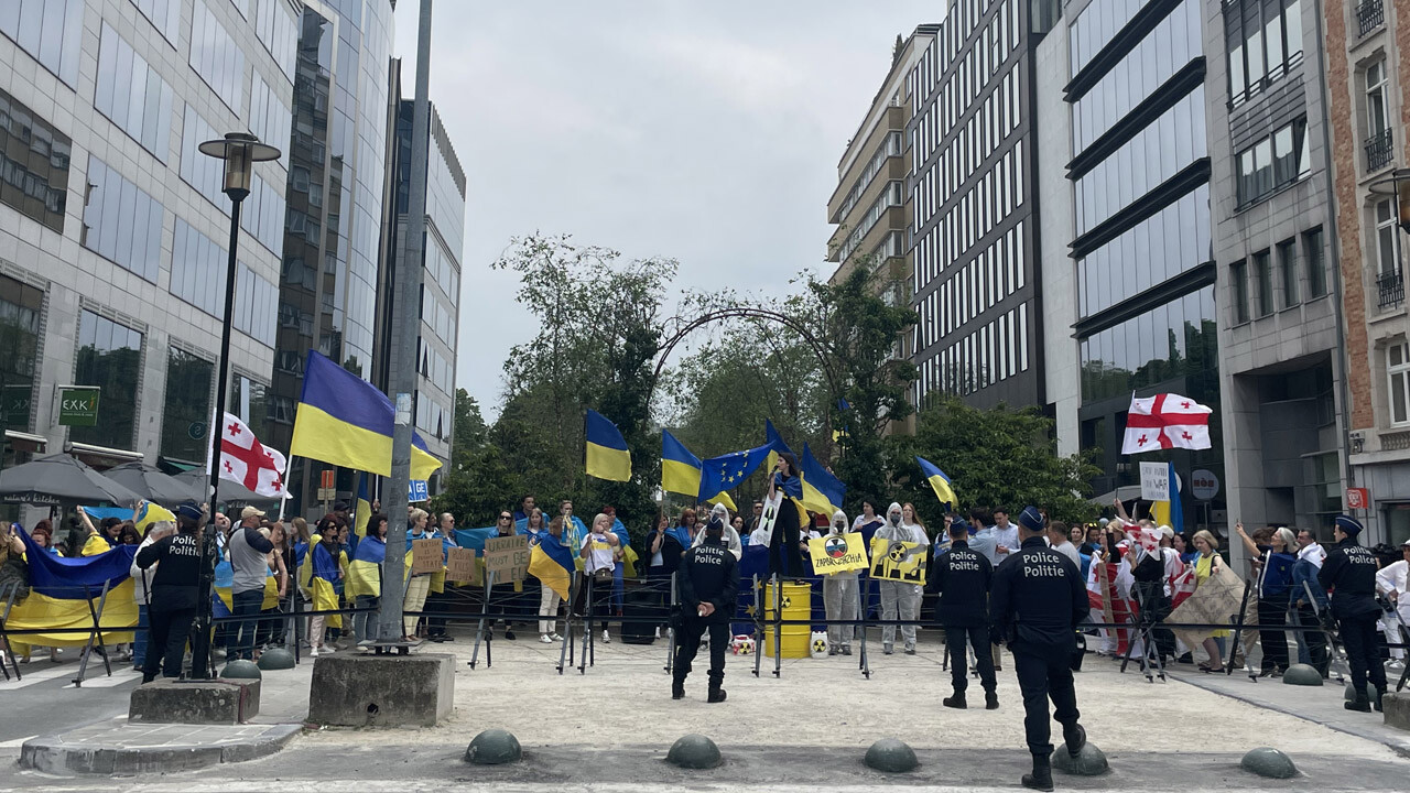 AB Liderler Zirvesi sırasında Brüksel&#039;de Rusya protestosu: Çocukları öldürüyorlar