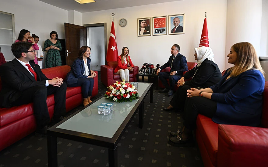 AK Parti ile CHP heyeti arasında gergin bayramlaşma: Konu seçime gelince tansiyon yükseldi