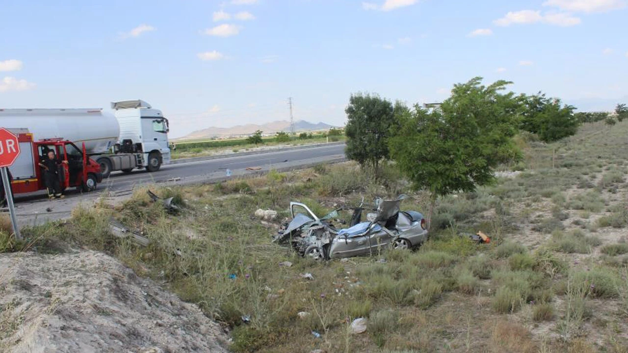 Çekiciyle çarpışan otomobil pestil gibi ezildi: Ölü ve yaralılar var