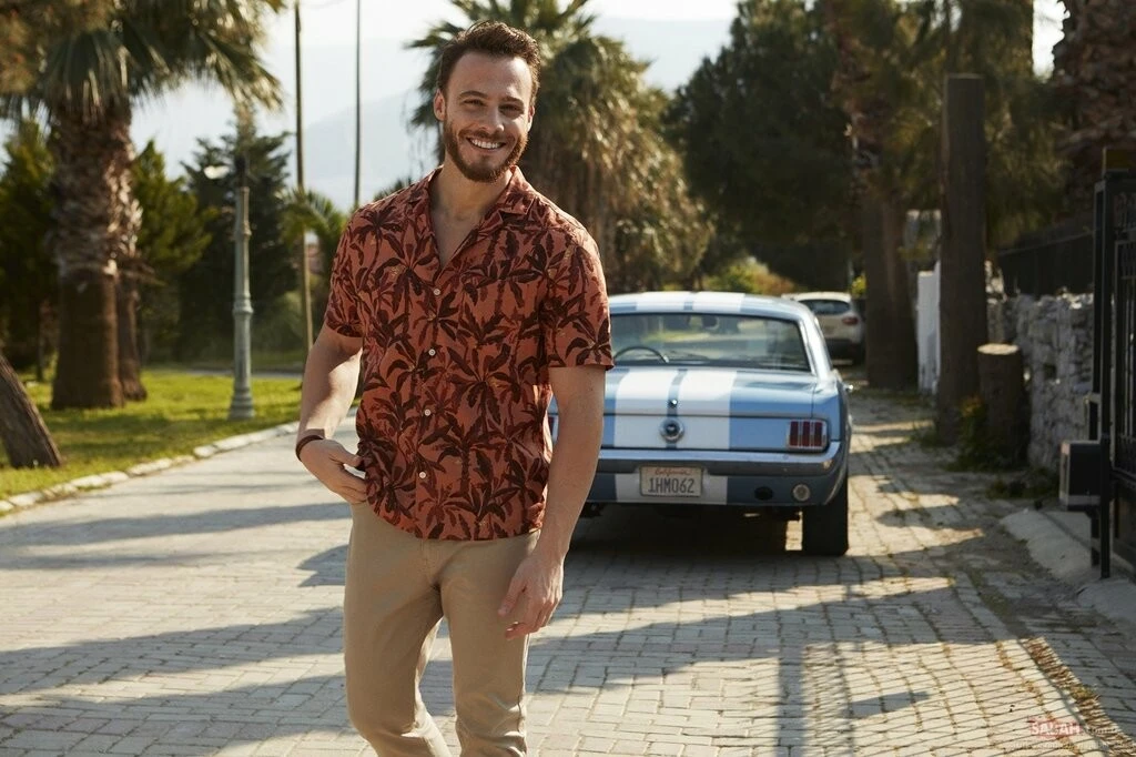 burs Hayranlarının takdirini topladı! Darüşşafaka'ya bağış yapan Kerem Bürsin, öğrencilere tam <a href=