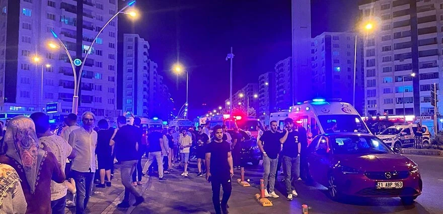 Kontrolden çıkan araçlar markete daldı! Ölü ve yaralılar var…