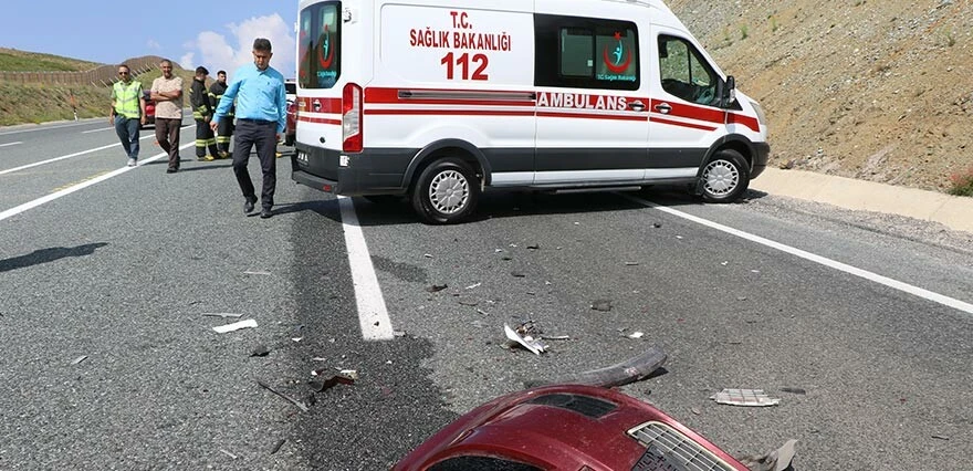 Erzincan’da feci kaza! Otomobil tırın altına girdi: Ölü ve yaralılar var…