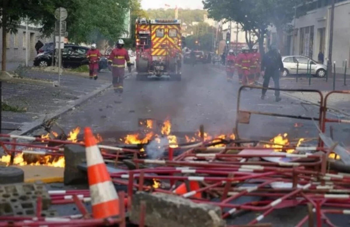 Fransa yanıyor Macron eğleniyor! Protestolar çatışmaya dönüştü Cumhurbaşkanı konserde görüldü
