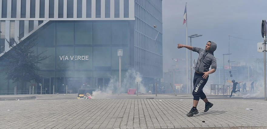 Fransa sokakları yangın yeri! Protestocular sokakları yaktı, polis bazı bölgelerden çekildi…