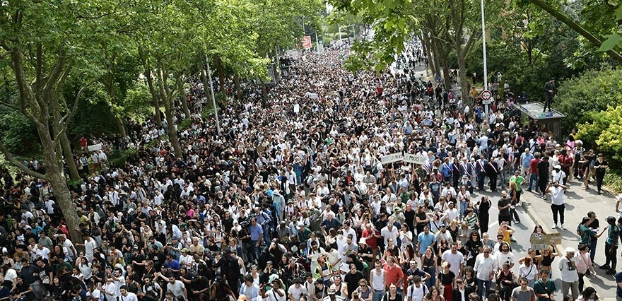 Fransa sokakları yangın yeri! Protestocular sokakları yaktı, polis bazı bölgelerden çekildi…