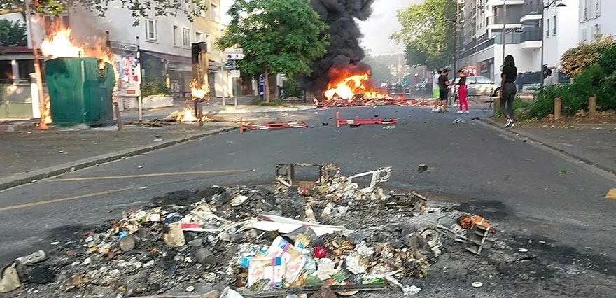 Fransa sokakları yangın yeri! Protestocular sokakları yaktı, polis bazı bölgelerden çekildi…