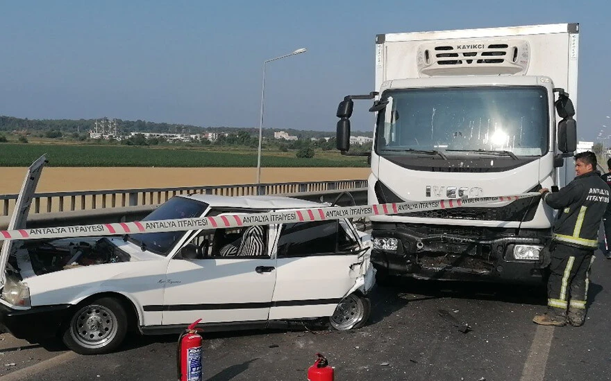 Kamyon otomobili bariyerlere sıkıştırdı, LPG tankı korkuttu