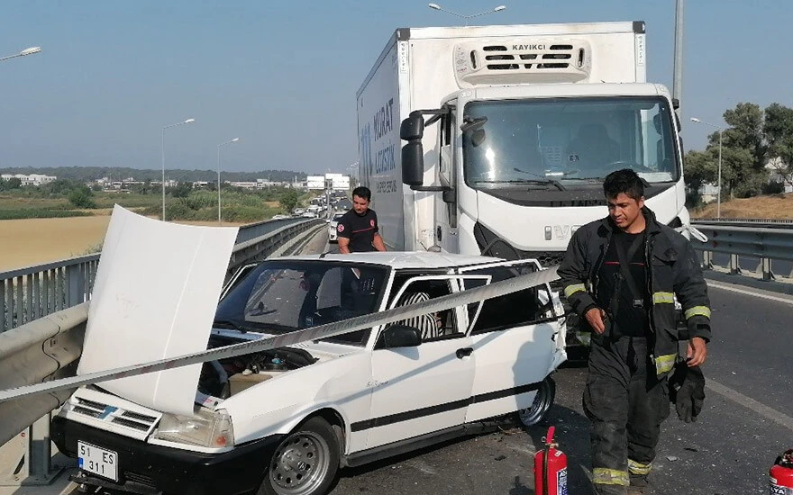 Kamyon otomobili bariyerlere sıkıştırdı, LPG tankı korkuttu