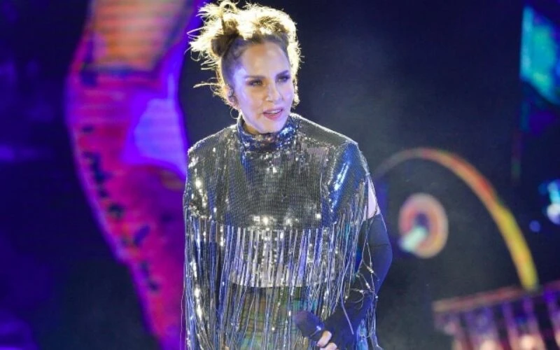 Sertap Erener, müjdeli haberi sahnede verdi!