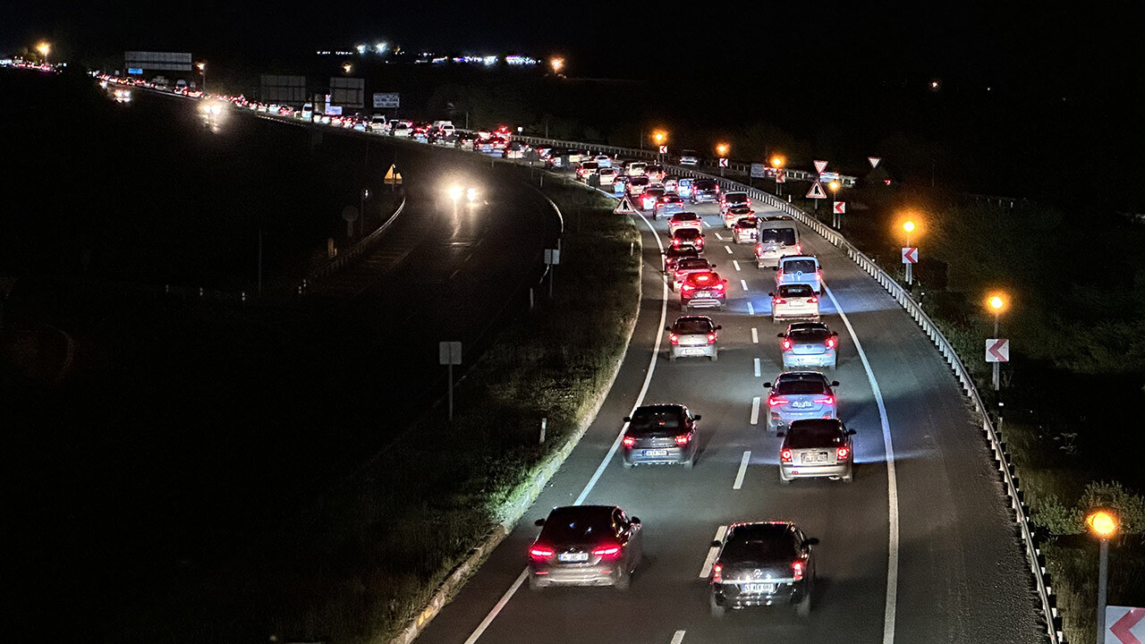 Dönüş çilesi başladı! Kilometrelerce kuyruk şimdiden oluştu…