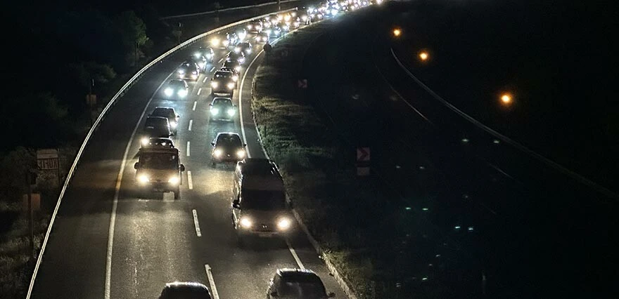 Dönüş çilesi başladı! Kilometrelerce kuyruk şimdiden oluştu…