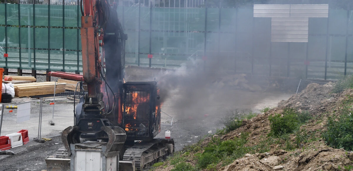 Fransa'da olaylar dur durak bilmiyor! Yangınlardan sonra yağma da başladı