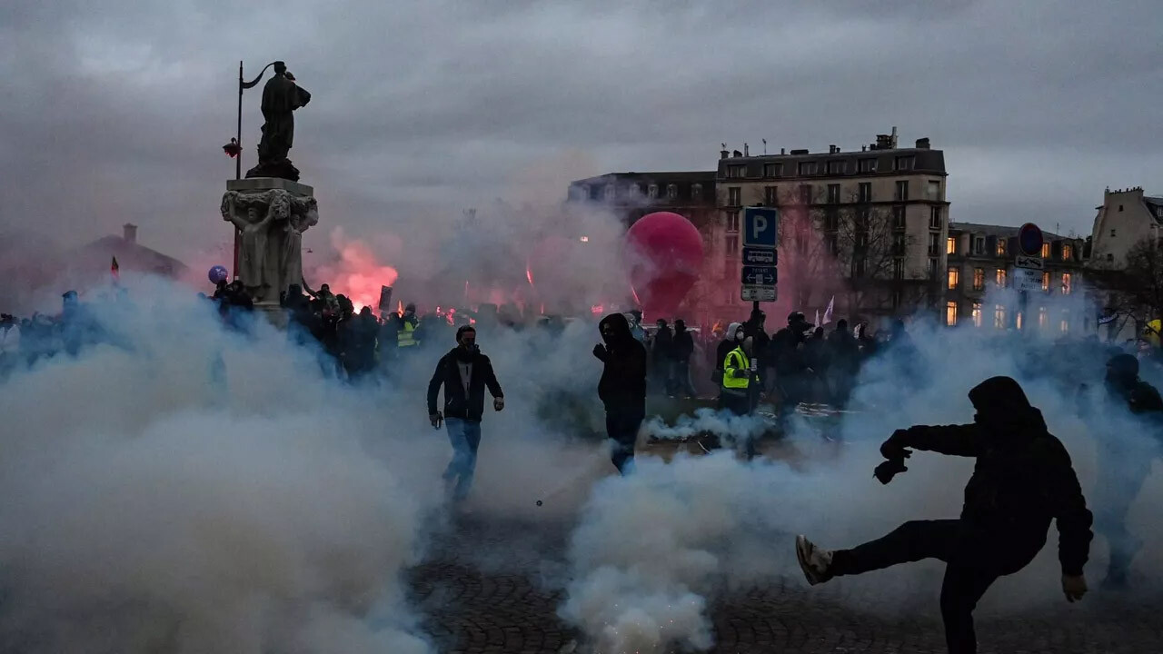 Fransa yangın yeri! Protestolarda ilk ölüm haberi geldi