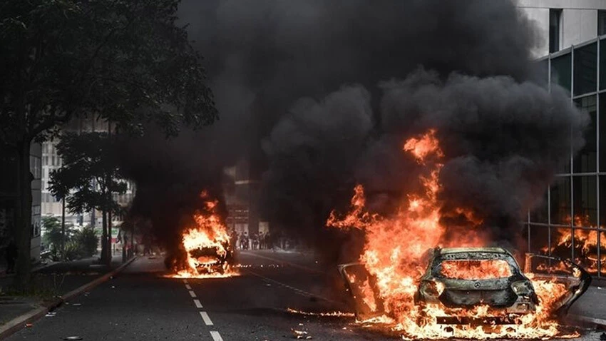 Fransa yangın yeri: 10 kentte sokağa çıkma yasağı