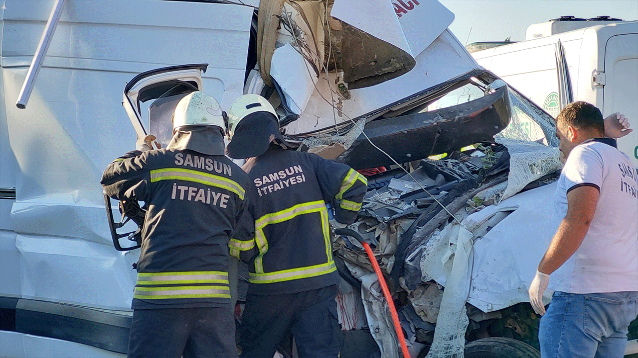 Canlı yayın aracı direğe ok gibi saplandı: 2 ölü, 1 yaralı