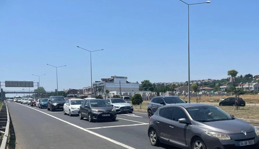 Bayram tatilinin son gününde yollarda yoğunluk yaşanıyor