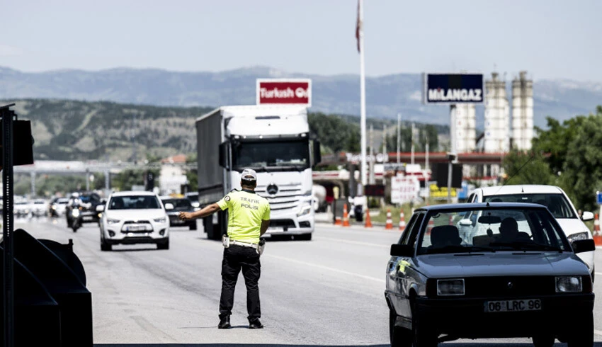 Bayram tatilinin son gününde yollarda yoğunluk yaşanıyor