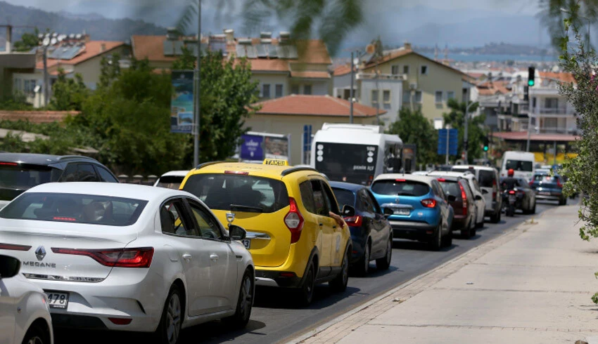 Bayram tatilinin son gününde yollarda yoğunluk yaşanıyor