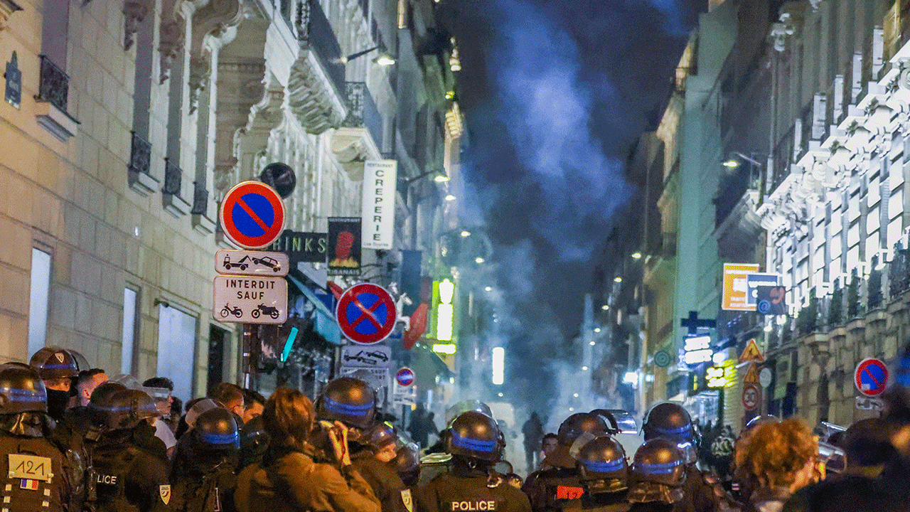 Paris'te sular durulmuyor! Belediye Başkanı'nın evine saldırı düzenlendi