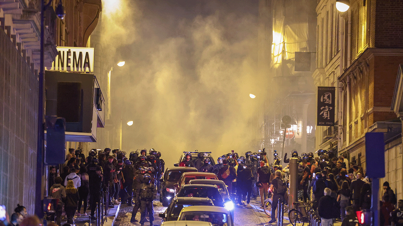 Paris&#039;te sular durulmuyor! Belediye Başkanı&#039;nın evine saldırı düzenlendi