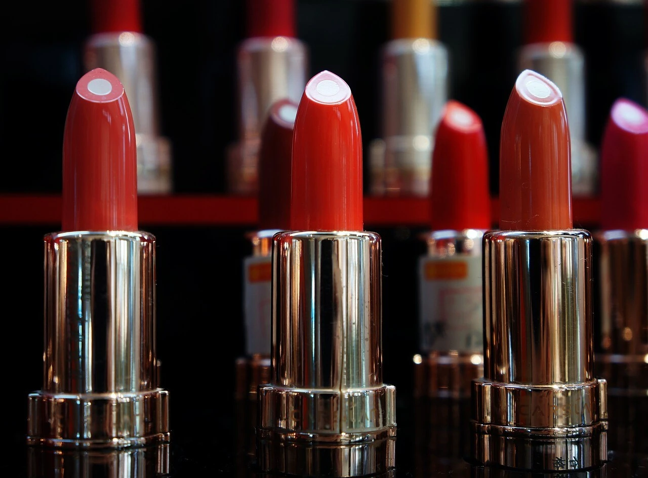 Kozmetik satışları fırladı, ruj ithalatı zirve yaptı! En çok da güzel kokmak için para harcandı