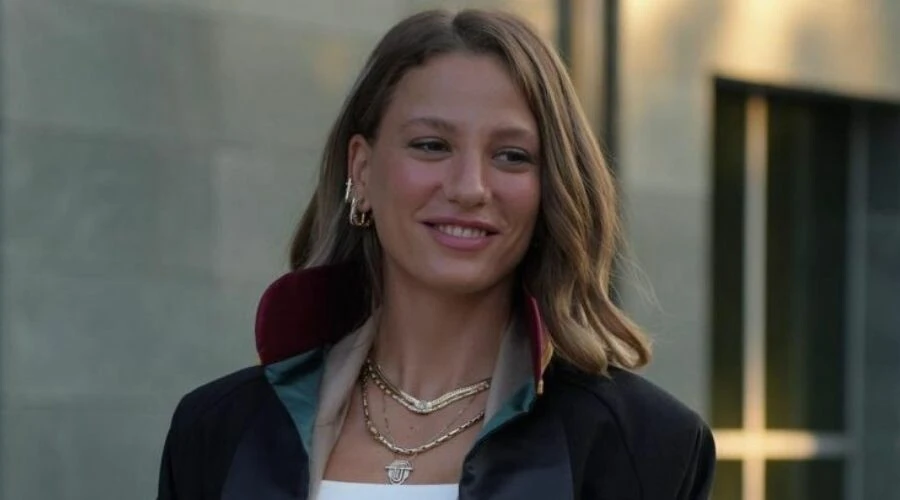 Serenay Sarıkaya yeni dizisinden ilk kareyi yayınlandı, herkes tek bir şeye odaklandı
