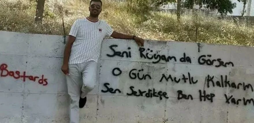 Kan donduran cinayet! Annesini öldürdü, ölümle tehdit ettiği kız arkadaşının evinin önünde yakalandı