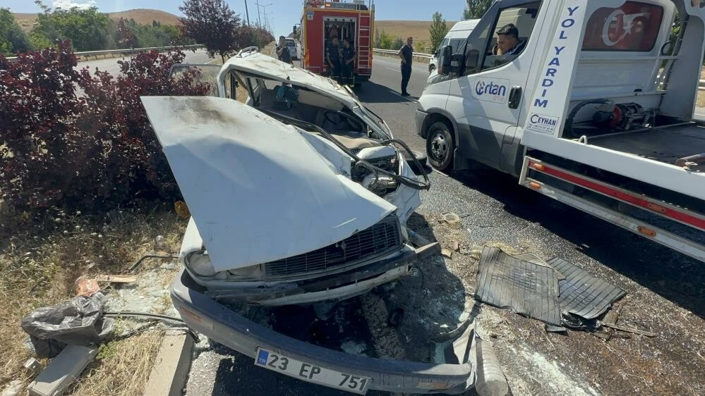 Elazığ’da korkunç kaza gerçekleşti! Araç kağıt gibi oldu