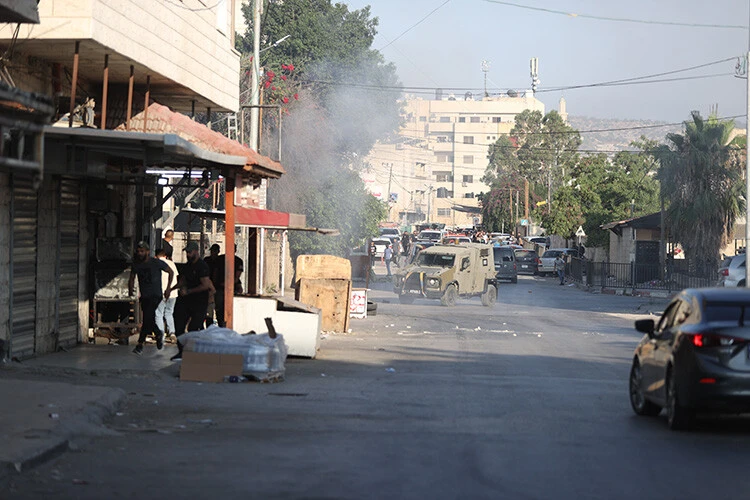 İsrail saldırıları binleri yerinden etti! Filistin Kızılayı 500 aileyi taşıdı