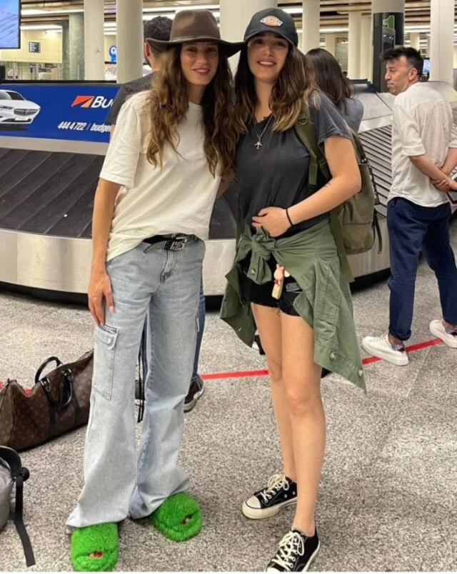 Serenay Sarıkaya'nın tüylü terlikleri alay konusu oldu: Fiyatı ise dudak uçuklatı!