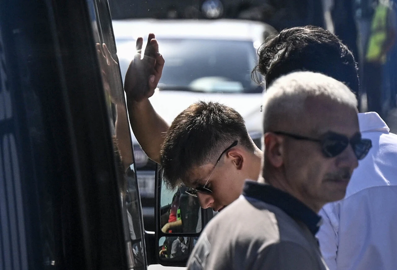 Real Madrid'e transfer olan Arda Güler uçağa böyle bindi: 'Gariban' gibi uğurlamaya tepki yağdı!