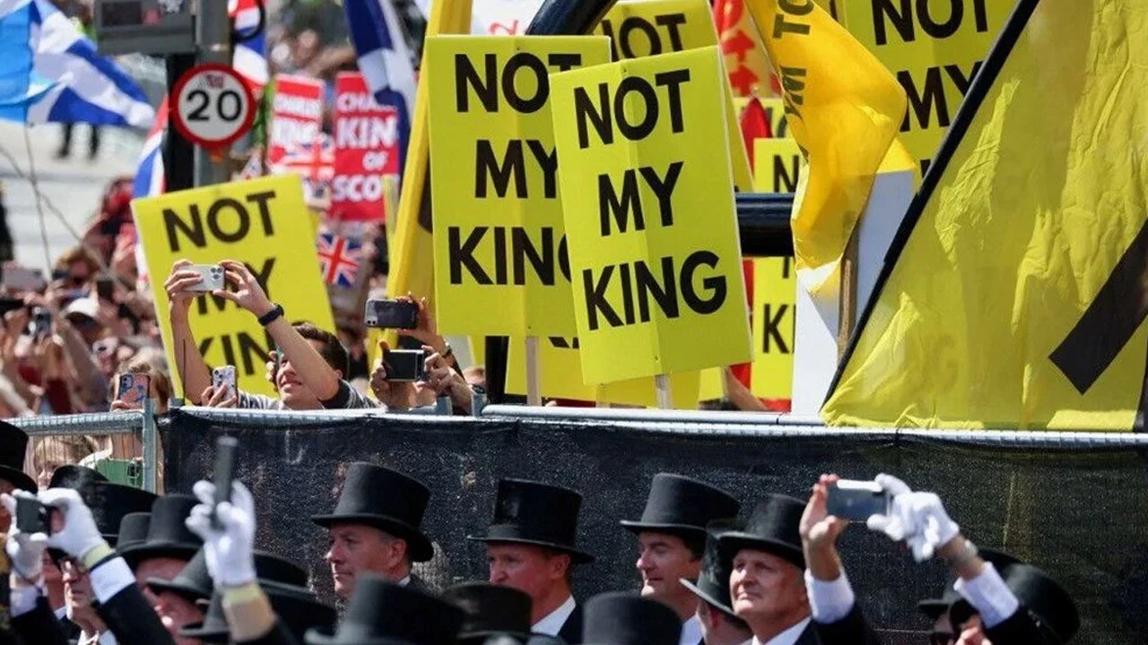 Edinburgh sokakları 'Benim kralım değilsin' sözleriyle inledi! Kral Charles'a protestolu karşılama