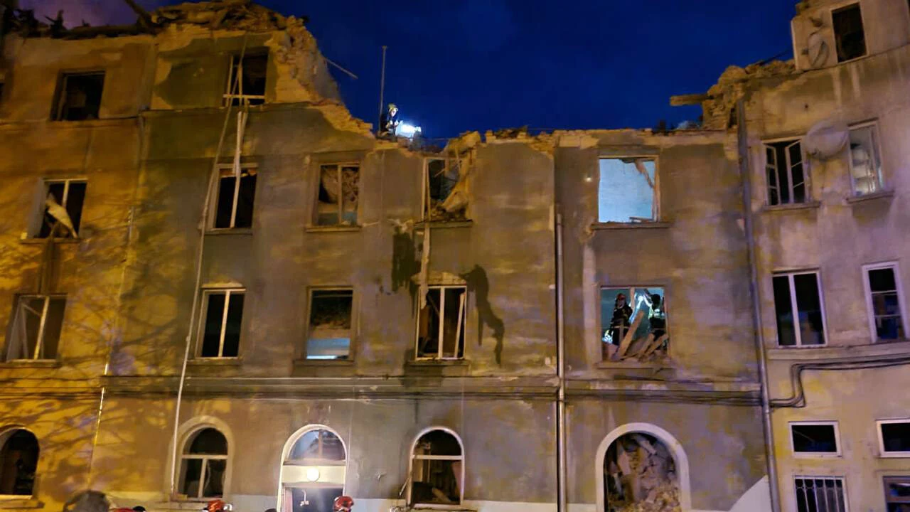 Rusya yine sivilleri hedef aldı! Füzeler bir binayı vurdu: Çok sayıda kişi hayatını kaybetti, yaralılar var