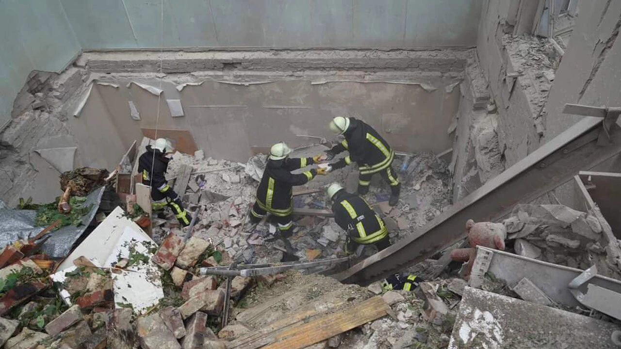 Rusya yine sivilleri hedef aldı! Füzeler bir binayı vurdu: Çok sayıda kişi hayatını kaybetti, yaralılar var