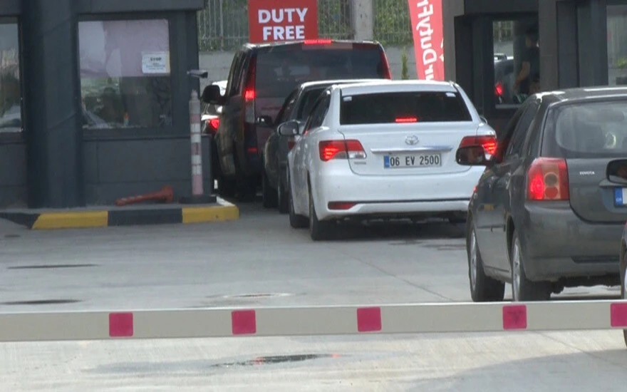 Cep telefonu harcına zam sonrası sınırda zamanla yarış: Bisikletle geldiler