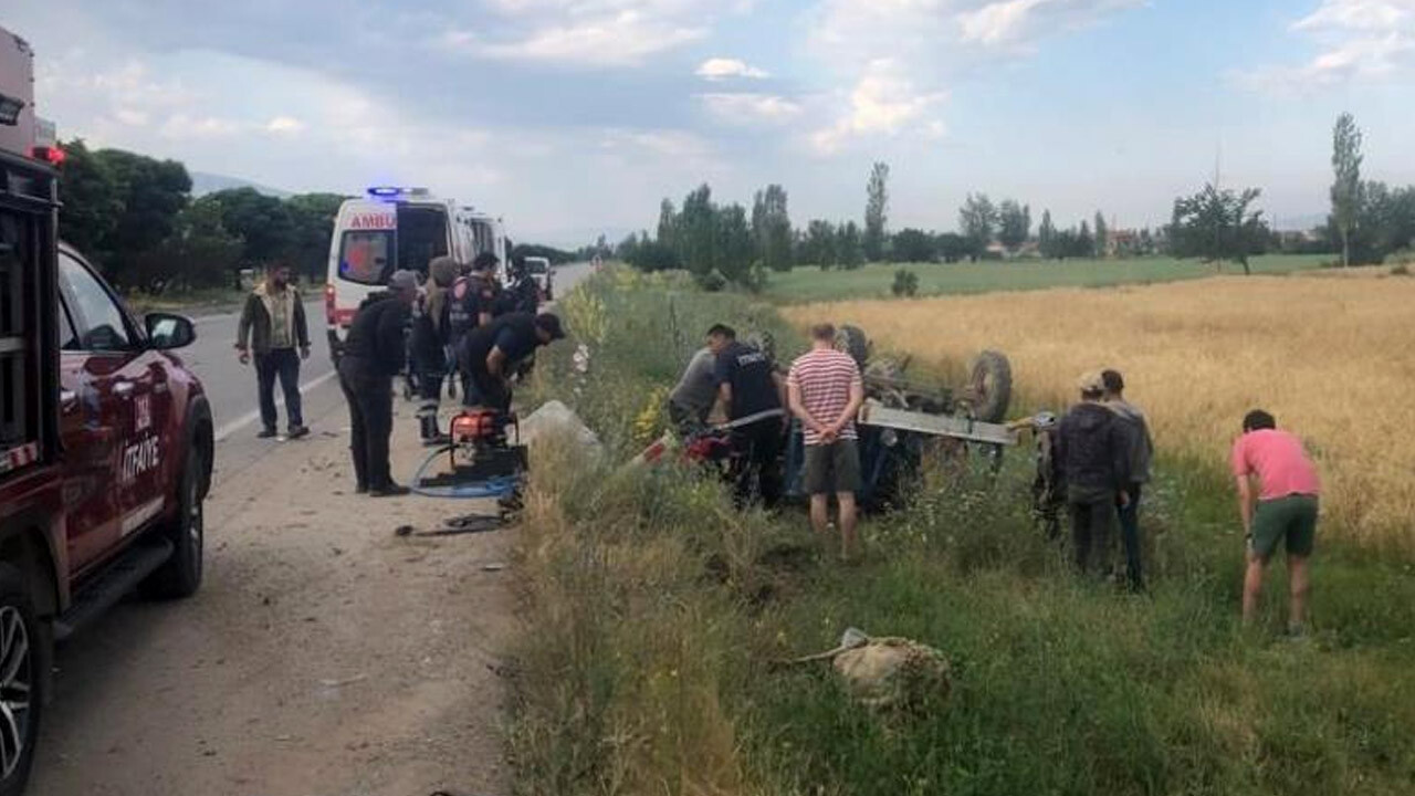 Afyonkarahisar&#039;da feci kaza! Otomobil ile patpat çapıştı: 2 ölü, 5 yaralı