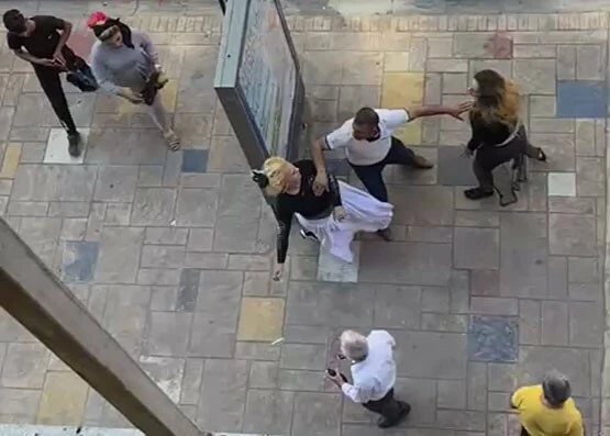 Karabük'te ilginç anlar yaşandı! Cadde ortasındaki kadınların kavgası ring salonuna dönüştü