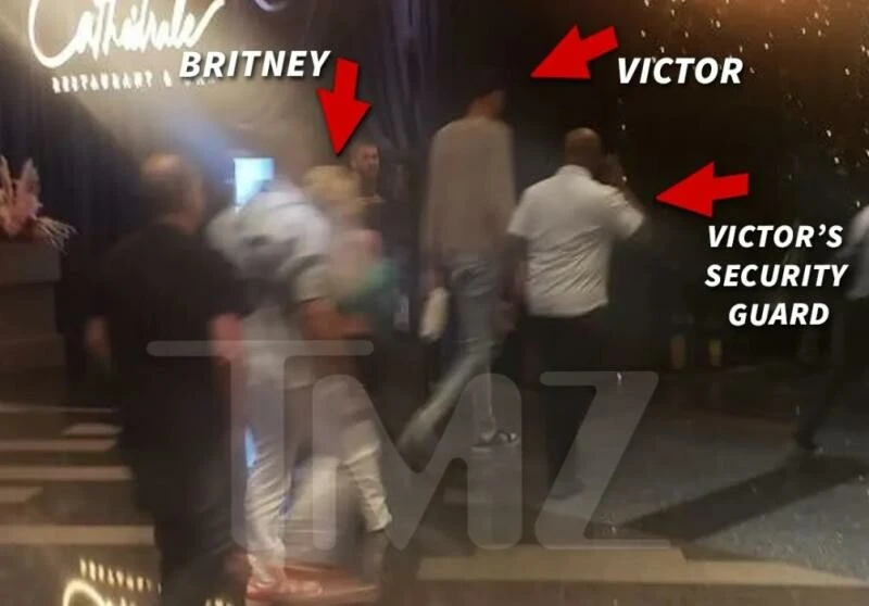 Britney Spears NBA yıldızı Victor Wembanyama'nın korumasından yumruk yedi!