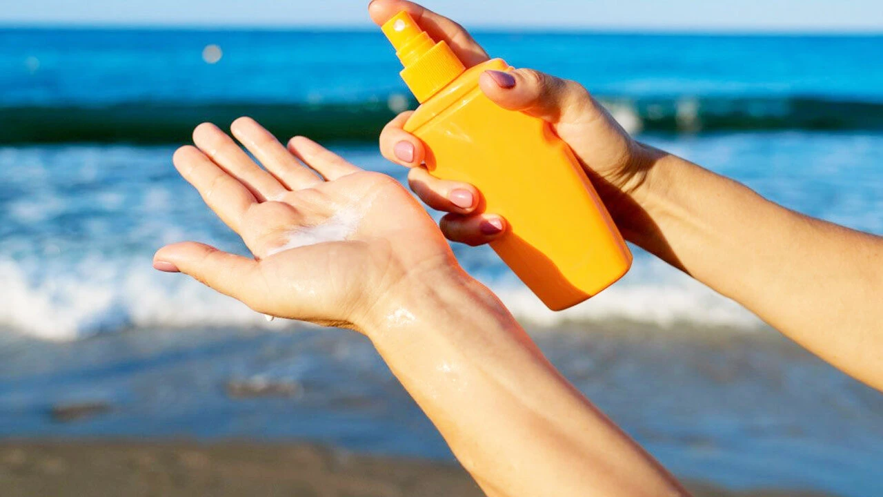 Güneşe çıkarken dikkat, sağlığınızdan olmayın! Prof. Selda Pelin Kartal'dan güneşten korunmanın yolları: 4 saatte bir güneş kremi kullanın
