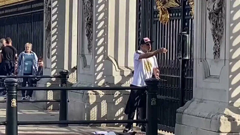 Kendini Buckingham Sarayı'nın kapısına kelepçeledi polisleri yaklaştırmadı!