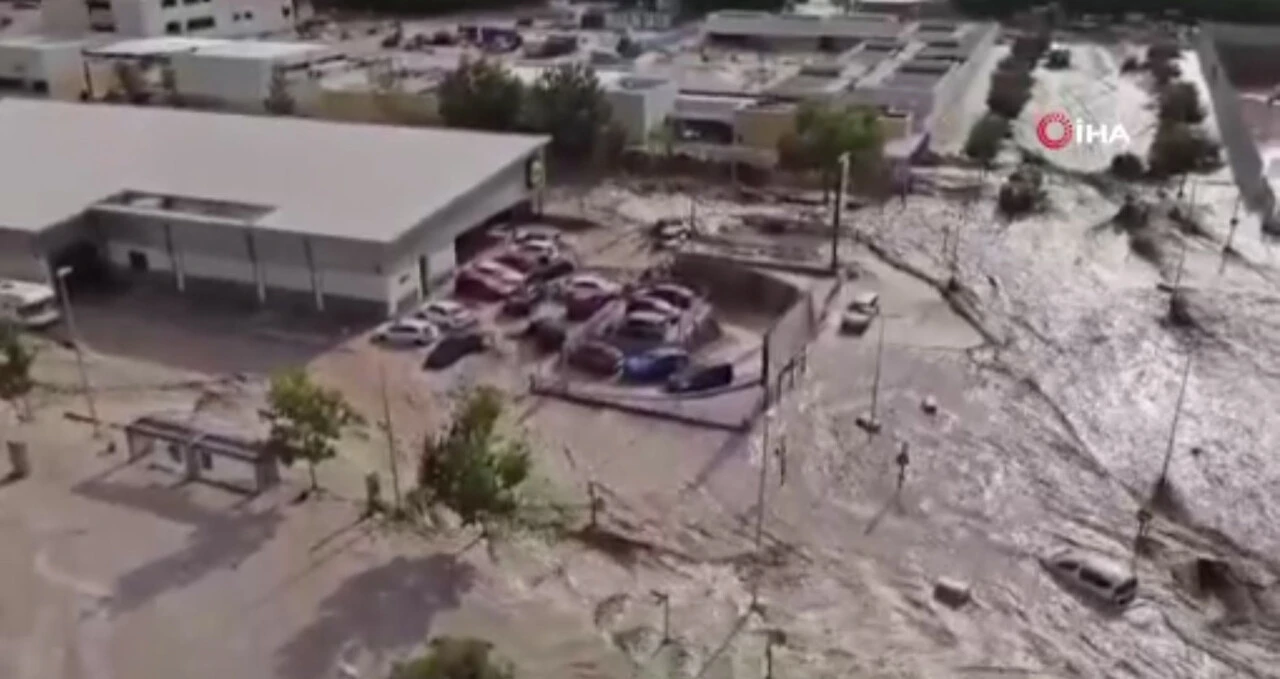 İspanya'da sel suları arabaları aştı insanlar araç üzerinde yardım bekledi