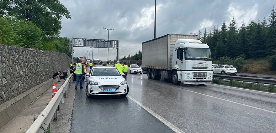 Anadolu Otoyolu'nda 13 araç birbirine girdi: 5 yaralı