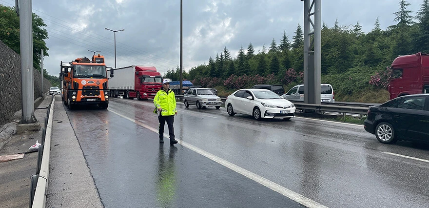 Anadolu Otoyolu'nda 13 araç birbirine girdi: 5 yaralı