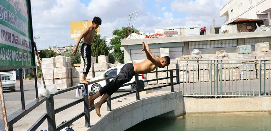 Adana'da serinlemek isteyenler kanala atladı