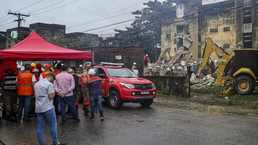 Brezilya'da 4 katlı apartman çöktü: 8 ölü, 5 kayıp